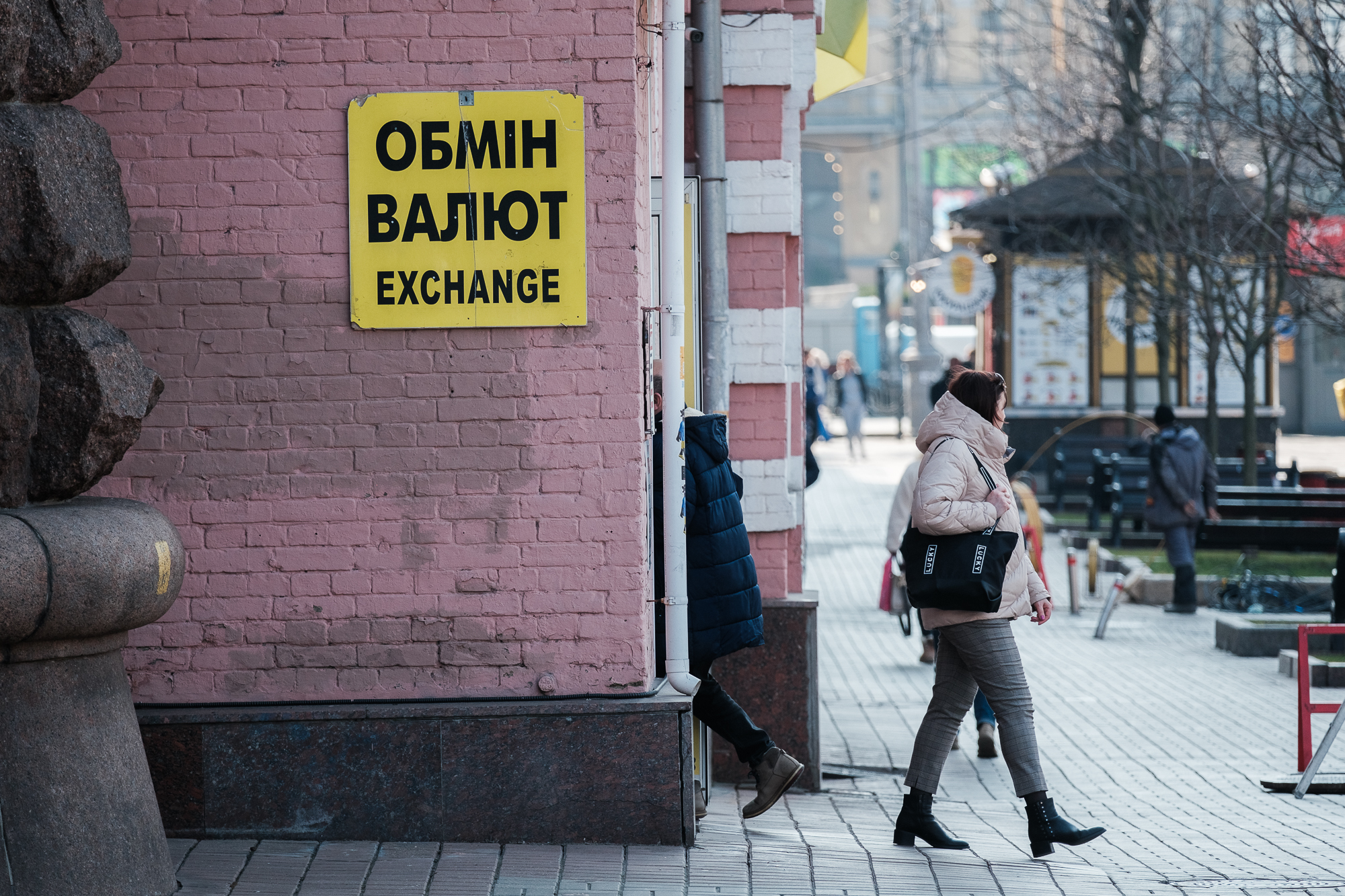 Курс продовжить зростати? Що буде з доларом у листопаді і чи варто купувати валюту